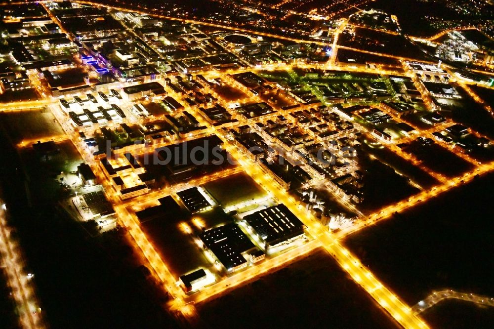 Berlin bei Nacht aus der Vogelperspektive: Nachtluftbild Gewerbegebiet Technologiepark Adlershof im Ortsteil Adlershof - Johannisthal in Berlin, Deutschland