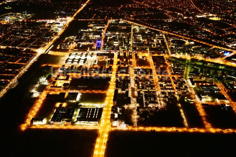 Nacht-Luftaufnahme Berlin - Nachtluftbild Gewerbegebiet Technologiepark Adlershof im Ortsteil Adlershof - Johannisthal in Berlin, Deutschland