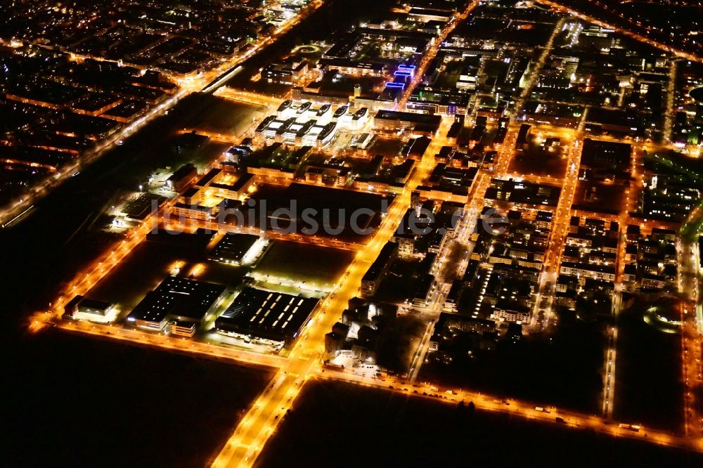 Berlin bei Nacht von oben - Nachtluftbild Gewerbegebiet Technologiepark Adlershof im Ortsteil Adlershof - Johannisthal in Berlin, Deutschland