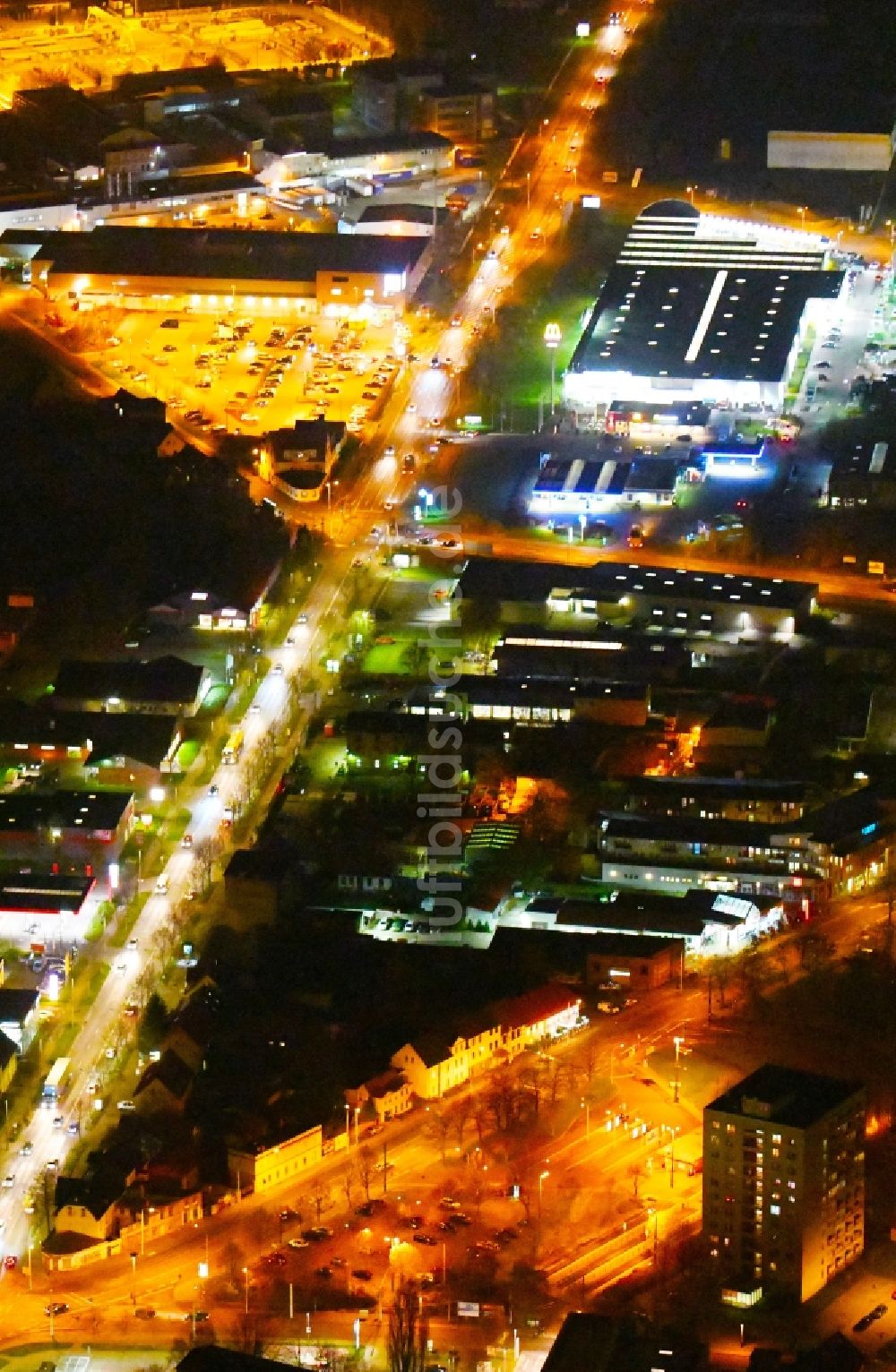 Nacht-Luftaufnahme Halle (Saale) - Nachtluftbild Gewerbegebiet Trothaer Straße in Halle (Saale) im Bundesland Sachsen-Anhalt, Deutschland