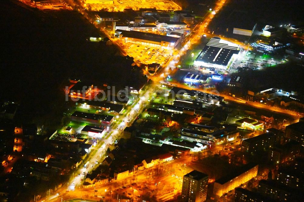 Halle (Saale) bei Nacht von oben - Nachtluftbild Gewerbegebiet Trothaer Straße in Halle (Saale) im Bundesland Sachsen-Anhalt, Deutschland