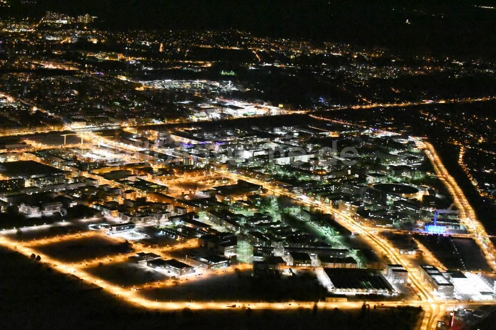 Nacht-Luftaufnahme Berlin - Nachtluftbild Gewerbegebiet - Wissenschafts- und Forschungsstandort WISTA entlang der Rudower Chaussee im Ortsteil Adlershof in Berlin