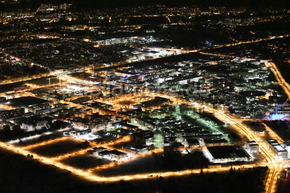 Berlin bei Nacht von oben - Nachtluftbild Gewerbegebiet - Wissenschafts- und Forschungsstandort WISTA entlang der Rudower Chaussee im Ortsteil Adlershof in Berlin