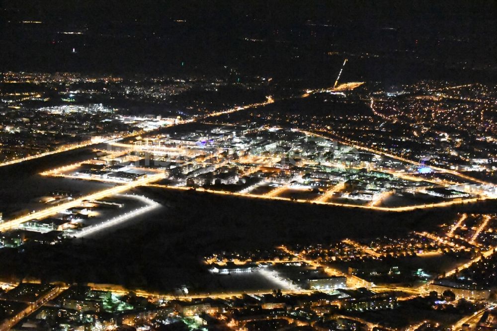 Berlin bei Nacht von oben - Nachtluftbild Gewerbegebiet - Wissenschafts- und Forschungsstandort WISTA entlang der Rudower Chaussee im Ortsteil Adlershof in Berlin