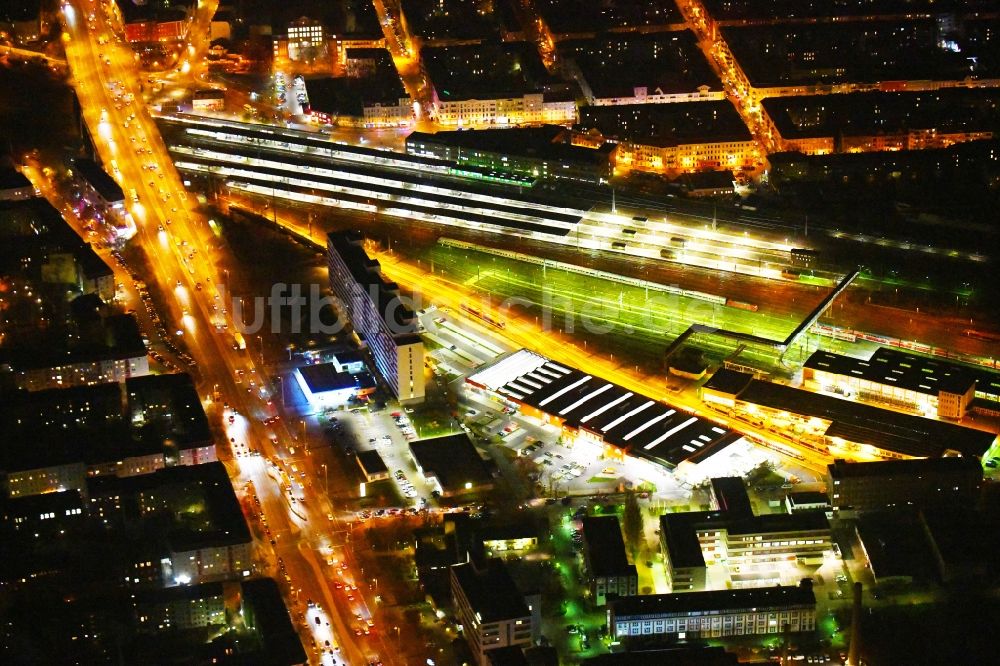 Nachtluftbild Berlin - Nachtluftbild Gleisanlagen und Bahnsteige des Bahnhofes Lichtenberg in Berlin