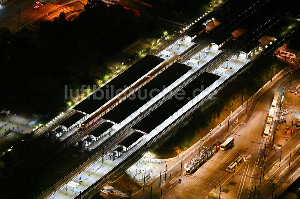 Berlin bei Nacht von oben - Nachtluftbild Gleisverlauf und Bahnhofsgebäude des S-Bahnhof Schöneweide im Ortsteil Niederschöneweide in Berlin, Deutschland