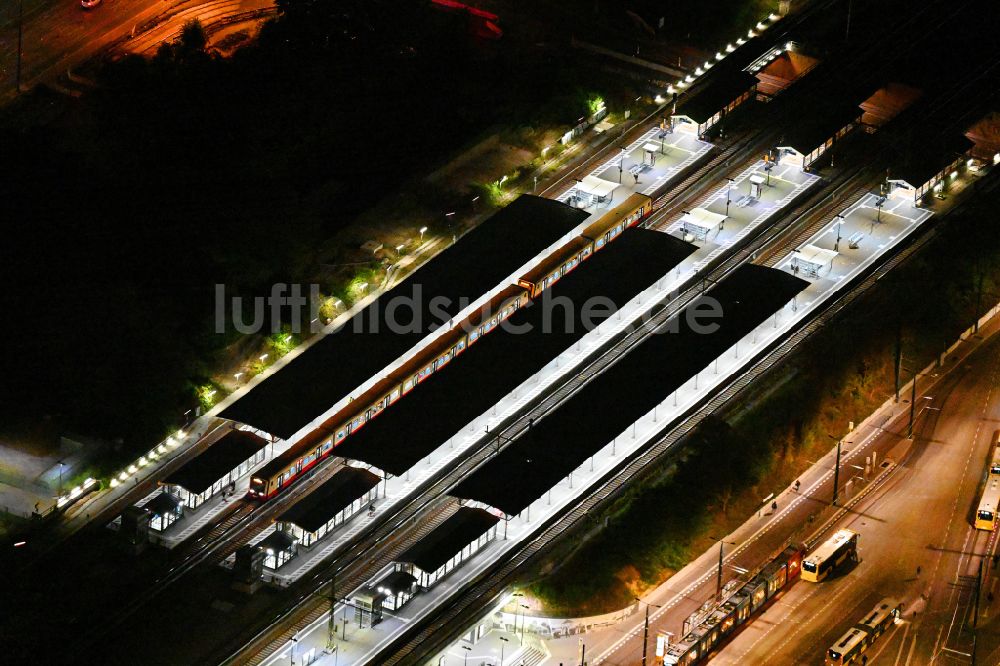 Berlin bei Nacht aus der Vogelperspektive: Nachtluftbild Gleisverlauf und Bahnhofsgebäude des S-Bahnhof Schöneweide im Ortsteil Niederschöneweide in Berlin, Deutschland