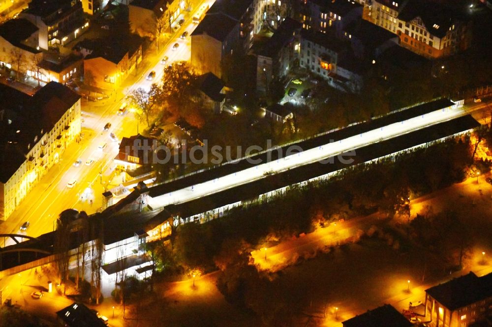 Potsdam bei Nacht aus der Vogelperspektive: Nachtluftbild Gleisverlauf und Bahnhofsgebäude Charlottenhof Bhf in Potsdam im Bundesland Brandenburg, Deutschland