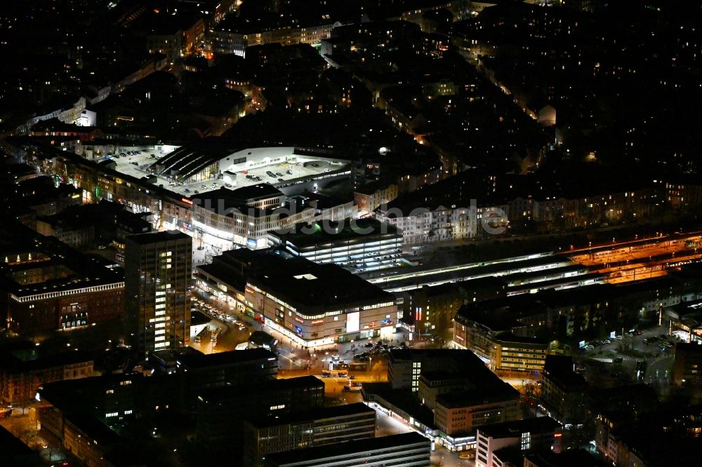 Nacht-Luftaufnahme Hamburg - Nachtluftbild Gleisverlauf und Bahnhofsgebäude der Deutschen Bahn am Bahnhof Hamburg-Altona in Hamburg, Deutschland