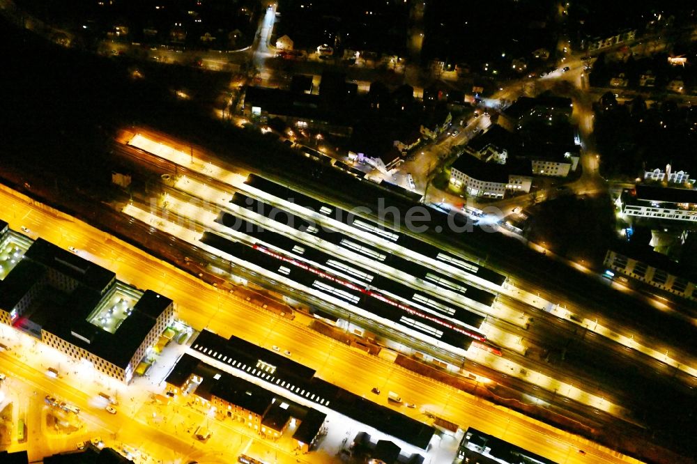 München bei Nacht aus der Vogelperspektive: Nachtluftbild Gleisverlauf und Bahnhofsgebäude der Deutschen Bahn am Bahnhof München-Pasing in München im Bundesland Bayern, Deutschland