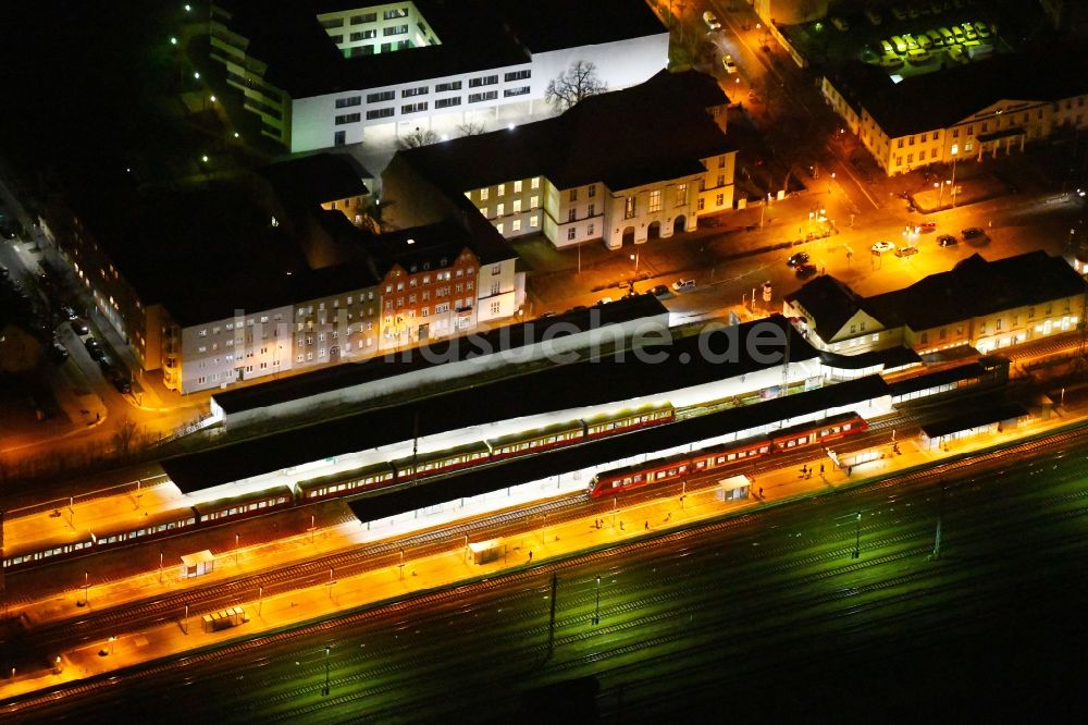 Oranienburg bei Nacht von oben - Nachtluftbild Gleisverlauf und Bahnhofsgebäude der Deutschen Bahn am Bahnhof Oranienburg in Oranienburg im Bundesland Brandenburg, Deutschland