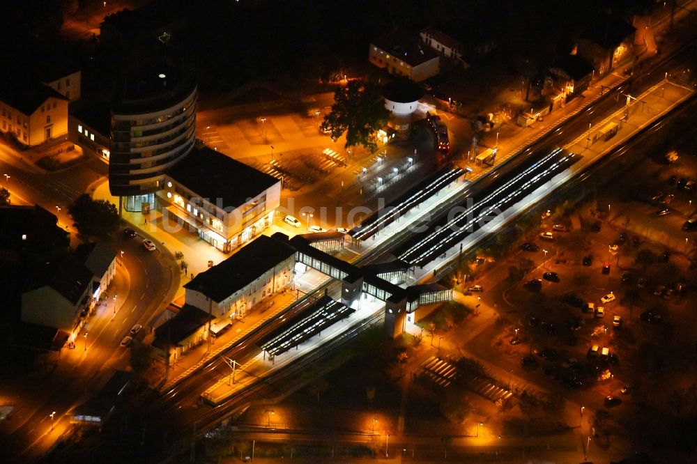 Nacht-Luftaufnahme Fürstenwalde/Spree - Nachtluftbild Gleisverlauf und Bahnhofsgebäude der Deutschen Bahn in Fürstenwalde/Spree im Bundesland Brandenburg, Deutschland