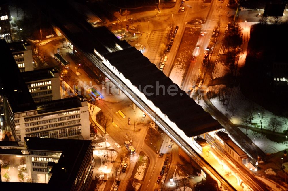 München bei Nacht von oben - Nachtluftbild Gleisverlauf und Bahnhofsgebäude der Deutschen Bahn Neuperlach Süd im Ortsteil Ramersdorf-Perlach in München im Bundesland Bayern, Deutschland