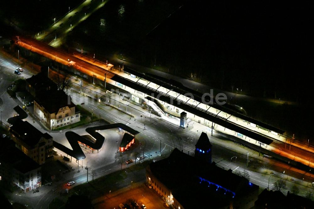 Jena bei Nacht aus der Vogelperspektive: Nachtluftbild Gleisverlauf und Bahnhofsgebäude der Deutschen Bahn Paradiesbahnhof in Jena im Bundesland Thüringen, Deutschland