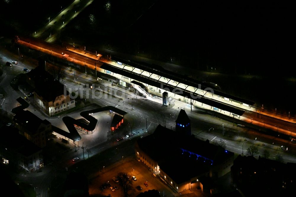 Nacht-Luftaufnahme Jena - Nachtluftbild Gleisverlauf und Bahnhofsgebäude der Deutschen Bahn Paradiesbahnhof in Jena im Bundesland Thüringen, Deutschland