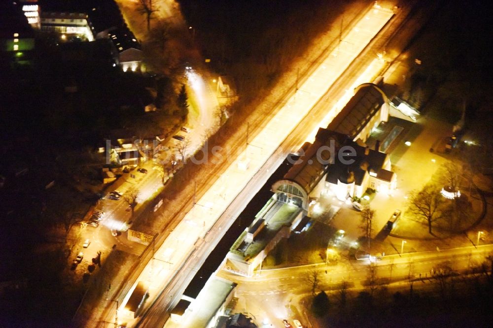 Nacht-Luftaufnahme Potsdam - Nachtluftbild Gleisverlauf und Bahnhofsgebäude Park Sanssouci Bhf in Potsdam im Bundesland Brandenburg