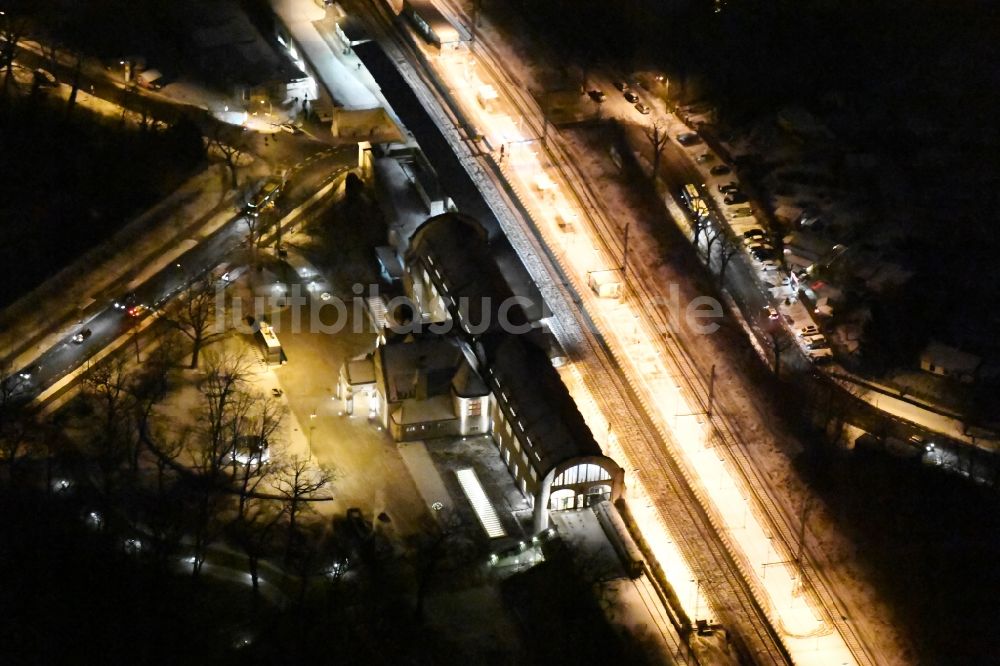 Potsdam bei Nacht aus der Vogelperspektive: Nachtluftbild Gleisverlauf und Bahnhofsgebäude Park Sanssouci Bhf in Potsdam im Bundesland Brandenburg