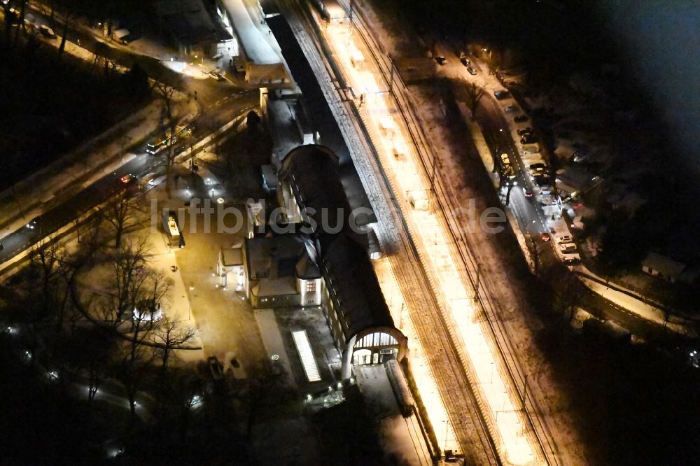 Nachtluftbild Potsdam - Nachtluftbild Gleisverlauf und Bahnhofsgebäude Park Sanssouci Bhf in Potsdam im Bundesland Brandenburg