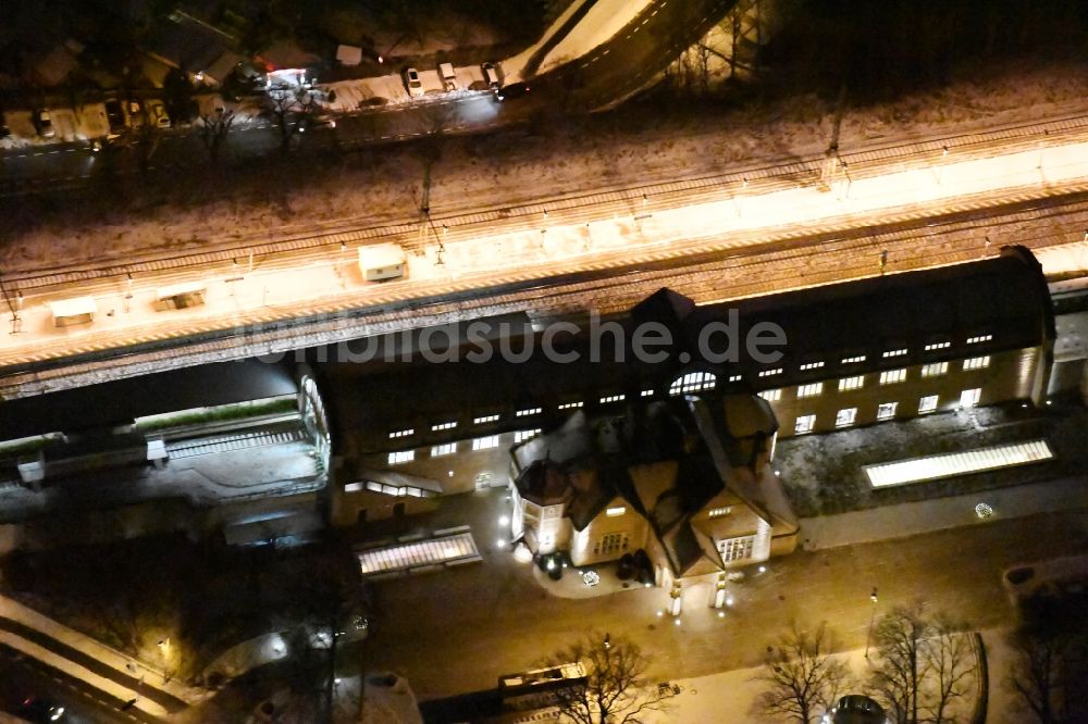 Potsdam bei Nacht von oben - Nachtluftbild Gleisverlauf und Bahnhofsgebäude Park Sanssouci Bhf in Potsdam im Bundesland Brandenburg