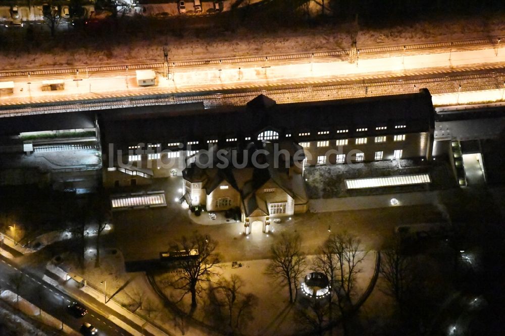 Potsdam bei Nacht aus der Vogelperspektive: Nachtluftbild Gleisverlauf und Bahnhofsgebäude Park Sanssouci Bhf in Potsdam im Bundesland Brandenburg