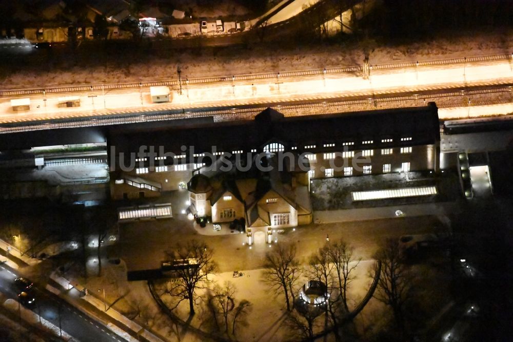 Nachtluftbild Potsdam - Nachtluftbild Gleisverlauf und Bahnhofsgebäude Park Sanssouci Bhf in Potsdam im Bundesland Brandenburg