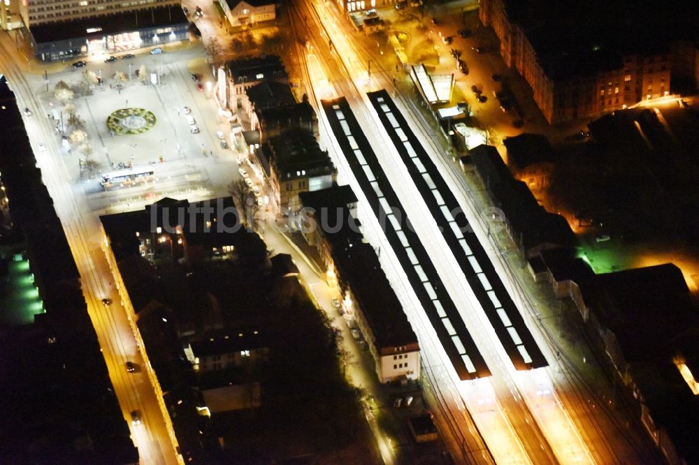 Schwerin bei Nacht von oben - Nachtluftbild Gleisverlauf und Gebäude des Hauptbahnhofes der Deutschen Bahn in Schwerin im Bundesland Mecklenburg-Vorpommern