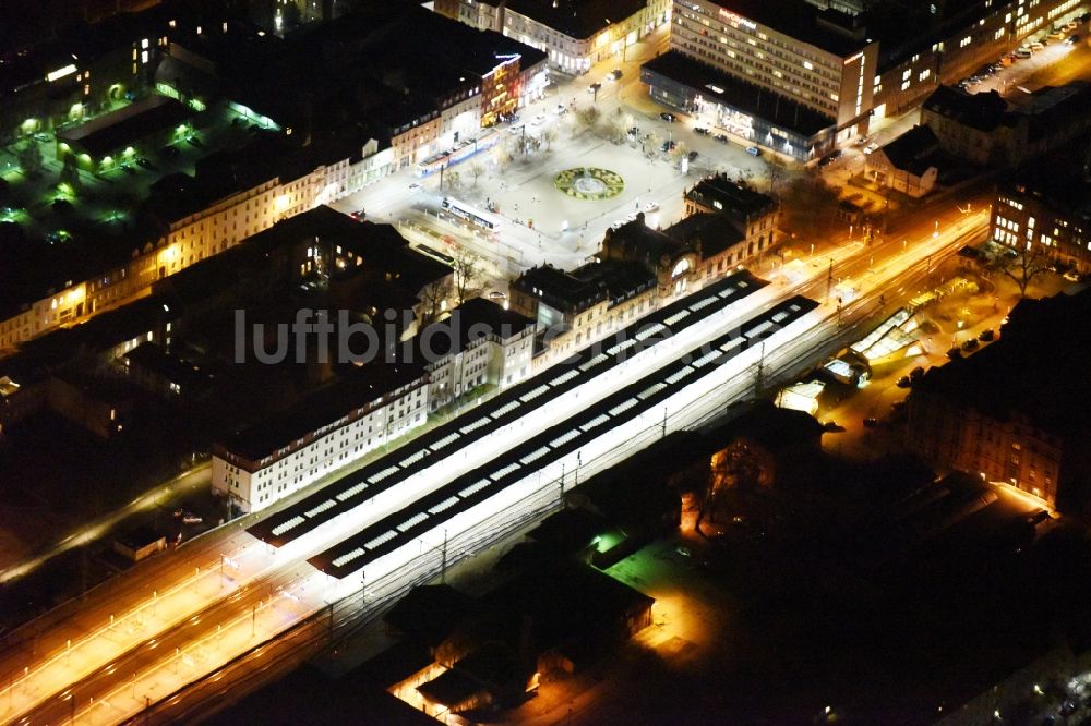 Nachtluftbild Schwerin - Nachtluftbild Gleisverlauf und Gebäude des Hauptbahnhofes der Deutschen Bahn in Schwerin im Bundesland Mecklenburg-Vorpommern