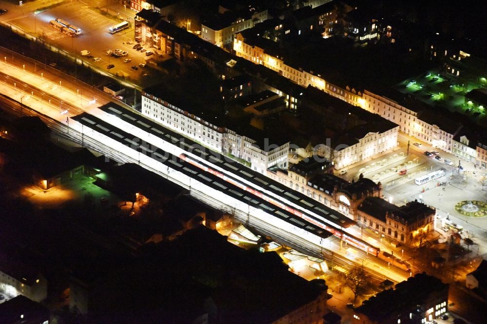 Schwerin bei Nacht aus der Vogelperspektive: Nachtluftbild Gleisverlauf und Gebäude des Hauptbahnhofes der Deutschen Bahn in Schwerin im Bundesland Mecklenburg-Vorpommern