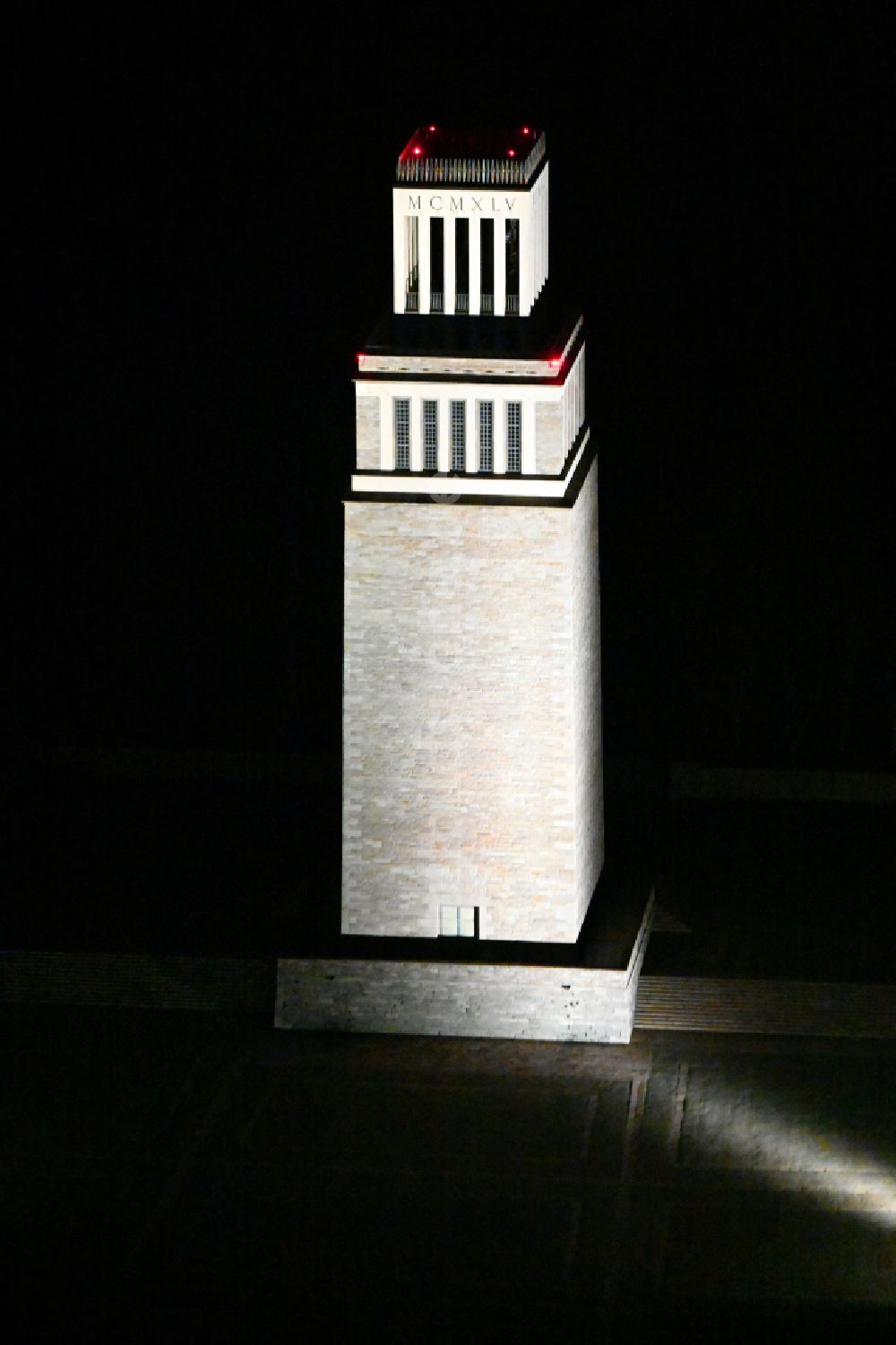 Nachtluftbild Weimar - Nachtluftbild Glockenturm der Nationalen Mahn- und Gedenkstätte der DDR Buchenwald im Ortsteil Ettersberg in Weimar im Bundesland Thüringen, Deutschland