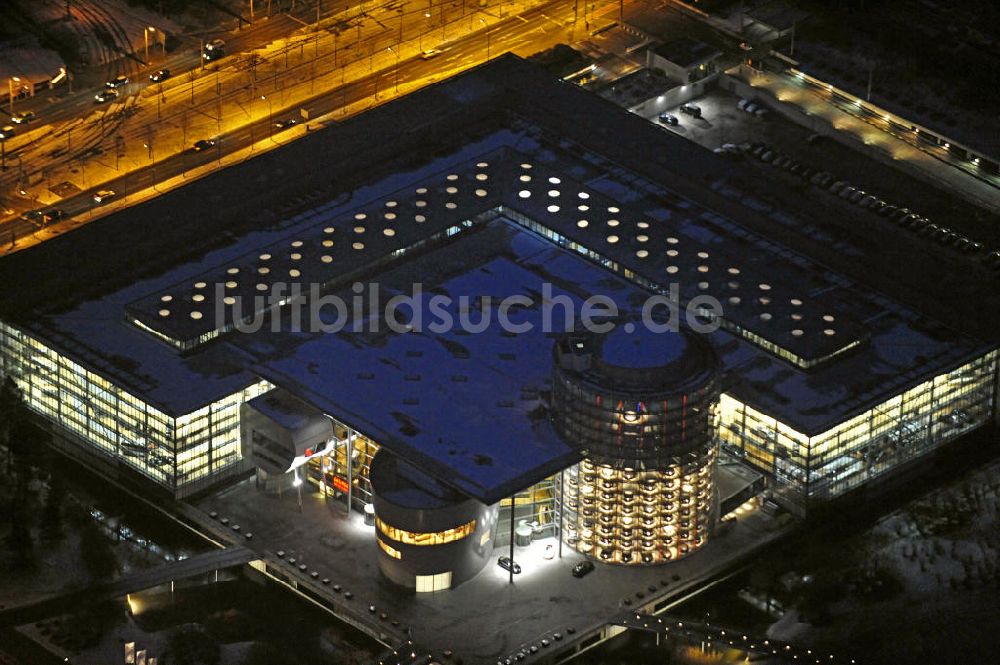 Dresden bei Nacht von oben - Gläserne Manufaktur Dresden bei Nacht