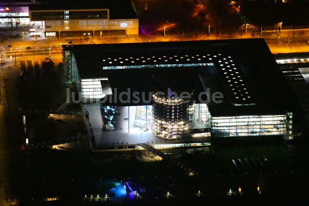 Dresden bei Nacht von oben - Nachtluftbild Gläserne VW Manufaktur in Dresden im Bundesland Sachsen