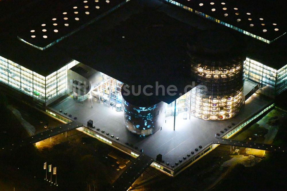 Nacht-Luftaufnahme Dresden - Nachtluftbild Gläserne VW Manufaktur in Dresden im Bundesland Sachsen