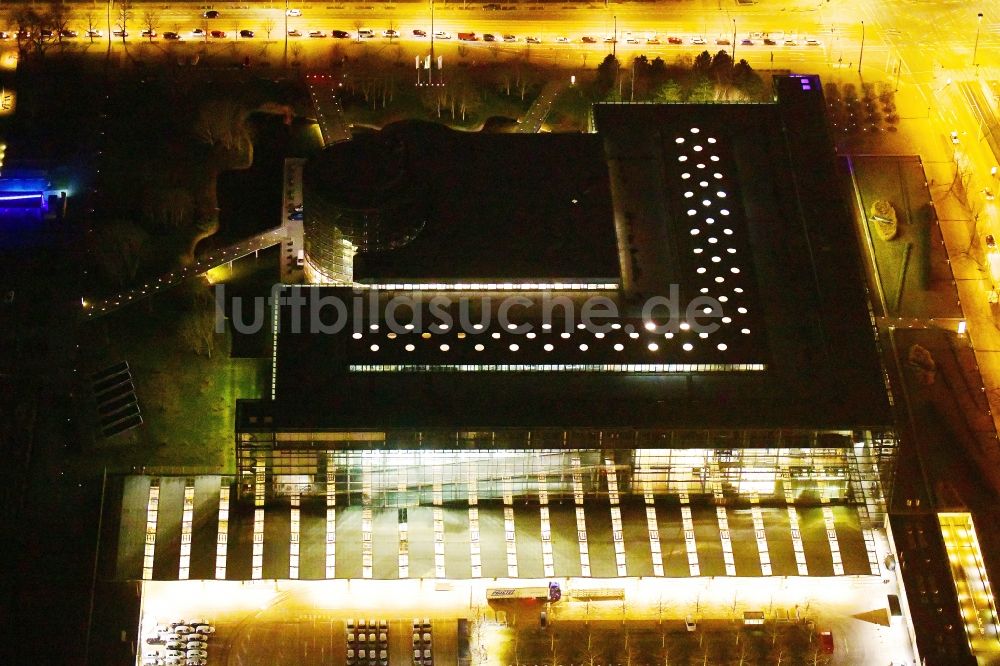 Dresden bei Nacht von oben - Nachtluftbild Gläserne VW Manufaktur in Dresden im Bundesland Sachsen