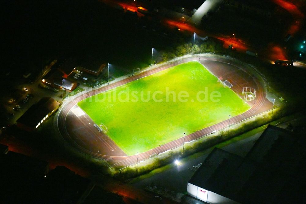 Lehrte bei Nacht aus der Vogelperspektive: Nachtluftbild Grün- farbiger Tennisplatz- Sportanlage Turn- und Sportgemeinschaft Ahlten von 1896 e.V. Im Kleifeld in Lehrte im Bundesland Niedersachsen, Deutschland