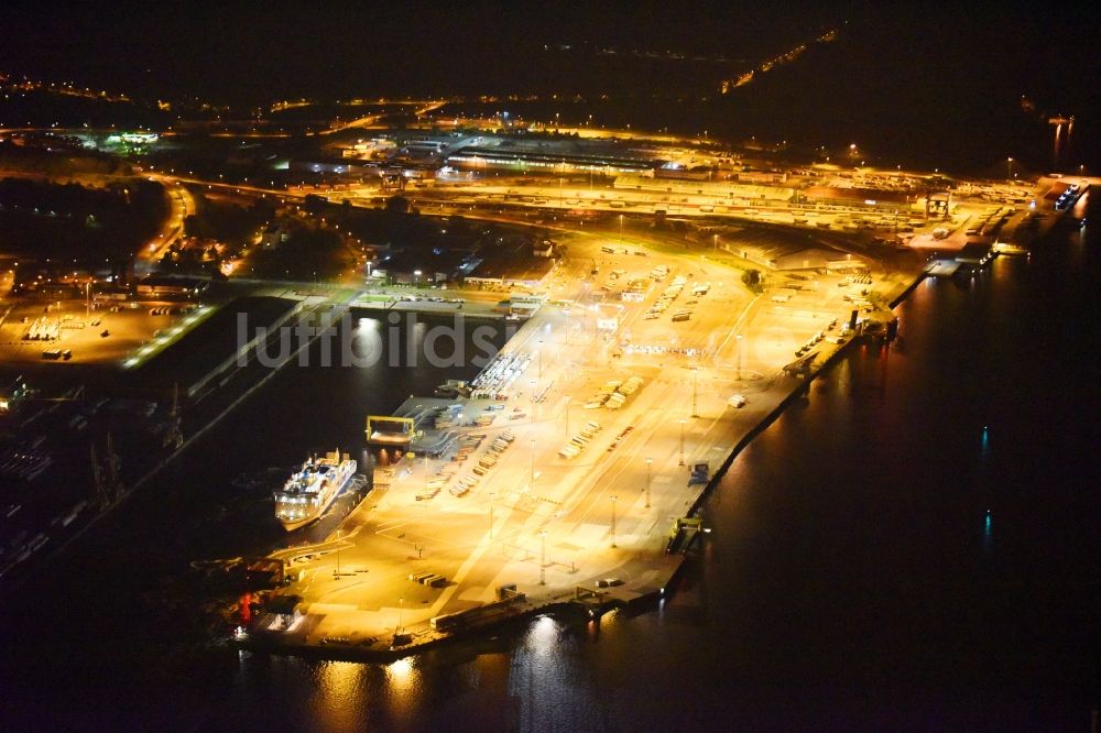 Nacht-Luftaufnahme Rostock - Nachtluftbild Hafenanlagen am Ufer des Hafenbeckens Fährterminal in Rostock im Bundesland Mecklenburg-Vorpommern, Deutschland