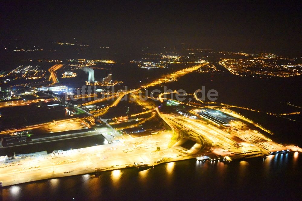 Rostock bei Nacht von oben - Nachtluftbild Hafenanlagen am Ufer des Hafenbeckens Fährterminal in Rostock im Bundesland Mecklenburg-Vorpommern, Deutschland