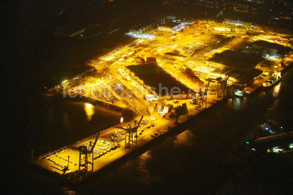 Nachtluftbild Hamburg - Nachtluftbild Hafenanlagen am Ufer des Hafenbeckens Kleiner Grasbrook in Hamburg, Deutschland