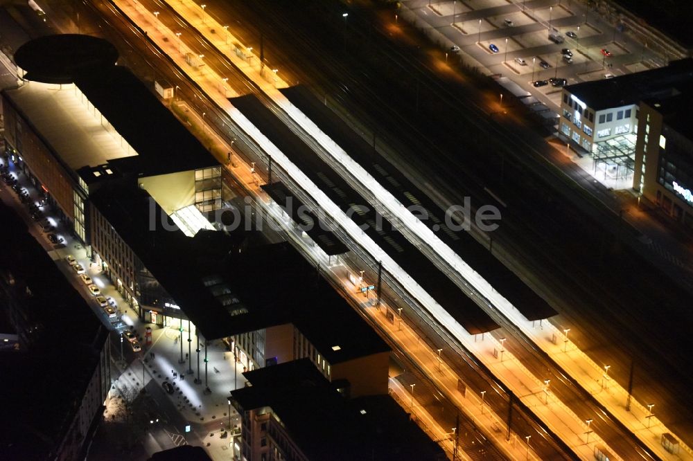 Aschaffenburg bei Nacht aus der Vogelperspektive: Nachtluftbild Hauptbahnhof der Deutschen Bahn in Aschaffenburg im Bundesland Bayern