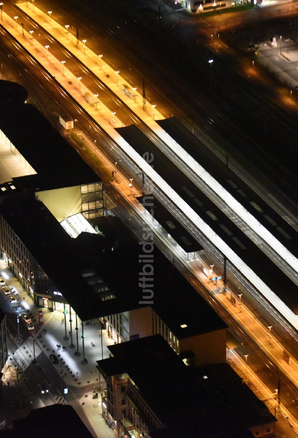 Nachtluftbild Aschaffenburg - Nachtluftbild Hauptbahnhof der Deutschen Bahn in Aschaffenburg im Bundesland Bayern