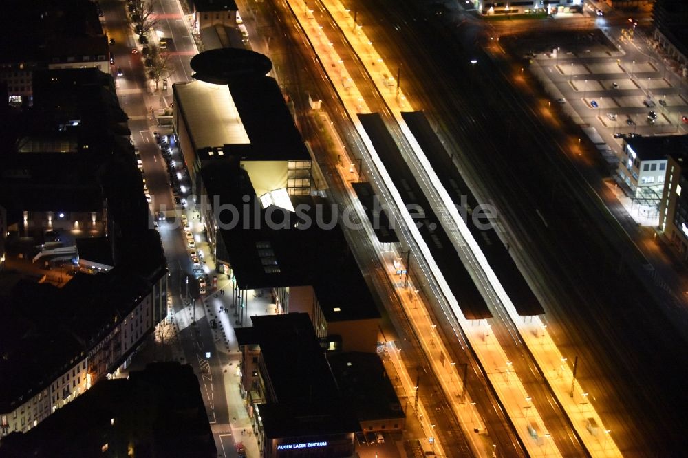 Aschaffenburg bei Nacht von oben - Nachtluftbild Hauptbahnhof der Deutschen Bahn in Aschaffenburg im Bundesland Bayern