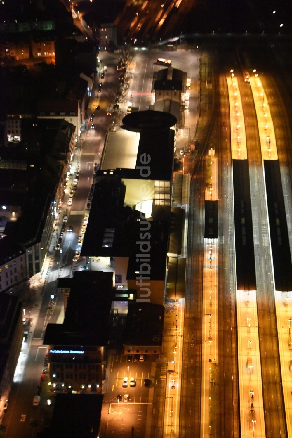 Aschaffenburg bei Nacht aus der Vogelperspektive: Nachtluftbild Hauptbahnhof der Deutschen Bahn in Aschaffenburg im Bundesland Bayern