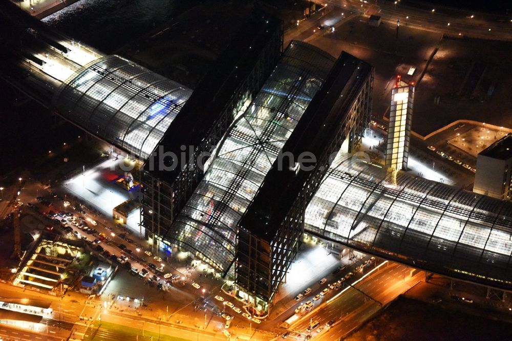 Nacht-Luftaufnahme Berlin - Nachtluftbild Hauptbahnhof der Deutschen Bahn in Berlin