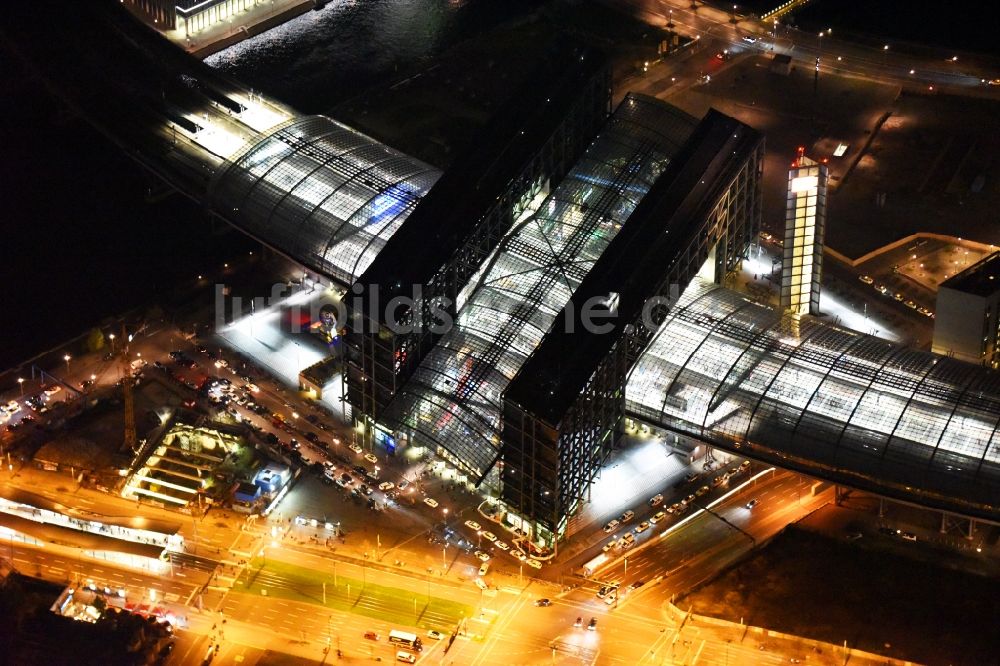 Berlin bei Nacht von oben - Nachtluftbild Hauptbahnhof der Deutschen Bahn in Berlin