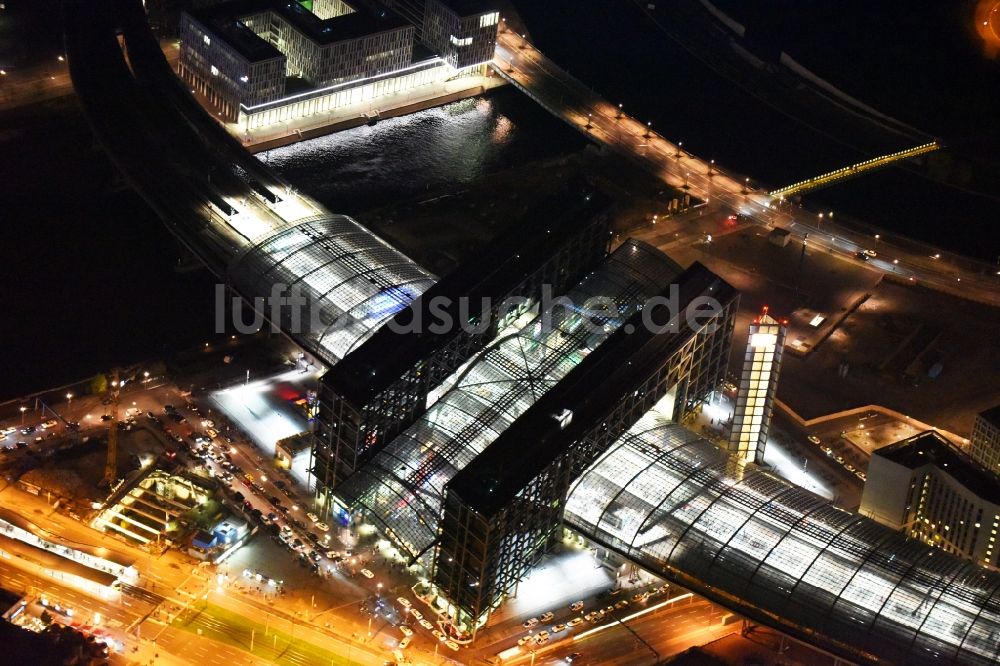 Berlin bei Nacht aus der Vogelperspektive: Nachtluftbild Hauptbahnhof der Deutschen Bahn in Berlin