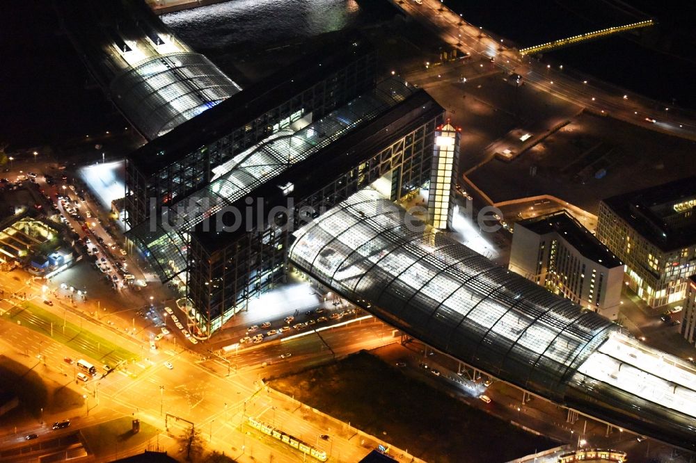 Nacht-Luftaufnahme Berlin - Nachtluftbild Hauptbahnhof der Deutschen Bahn in Berlin