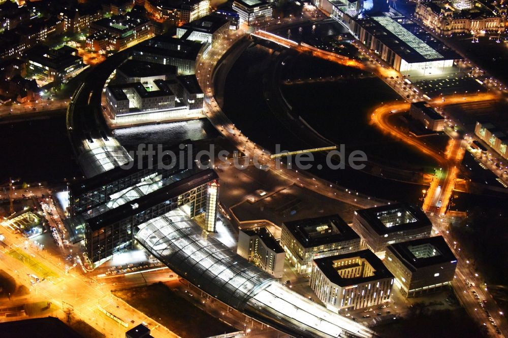 Berlin bei Nacht von oben - Nachtluftbild Hauptbahnhof der Deutschen Bahn in Berlin