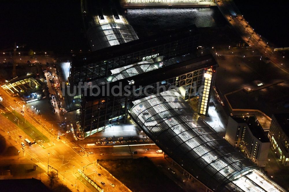 Berlin bei Nacht aus der Vogelperspektive: Nachtluftbild Hauptbahnhof der Deutschen Bahn in Berlin