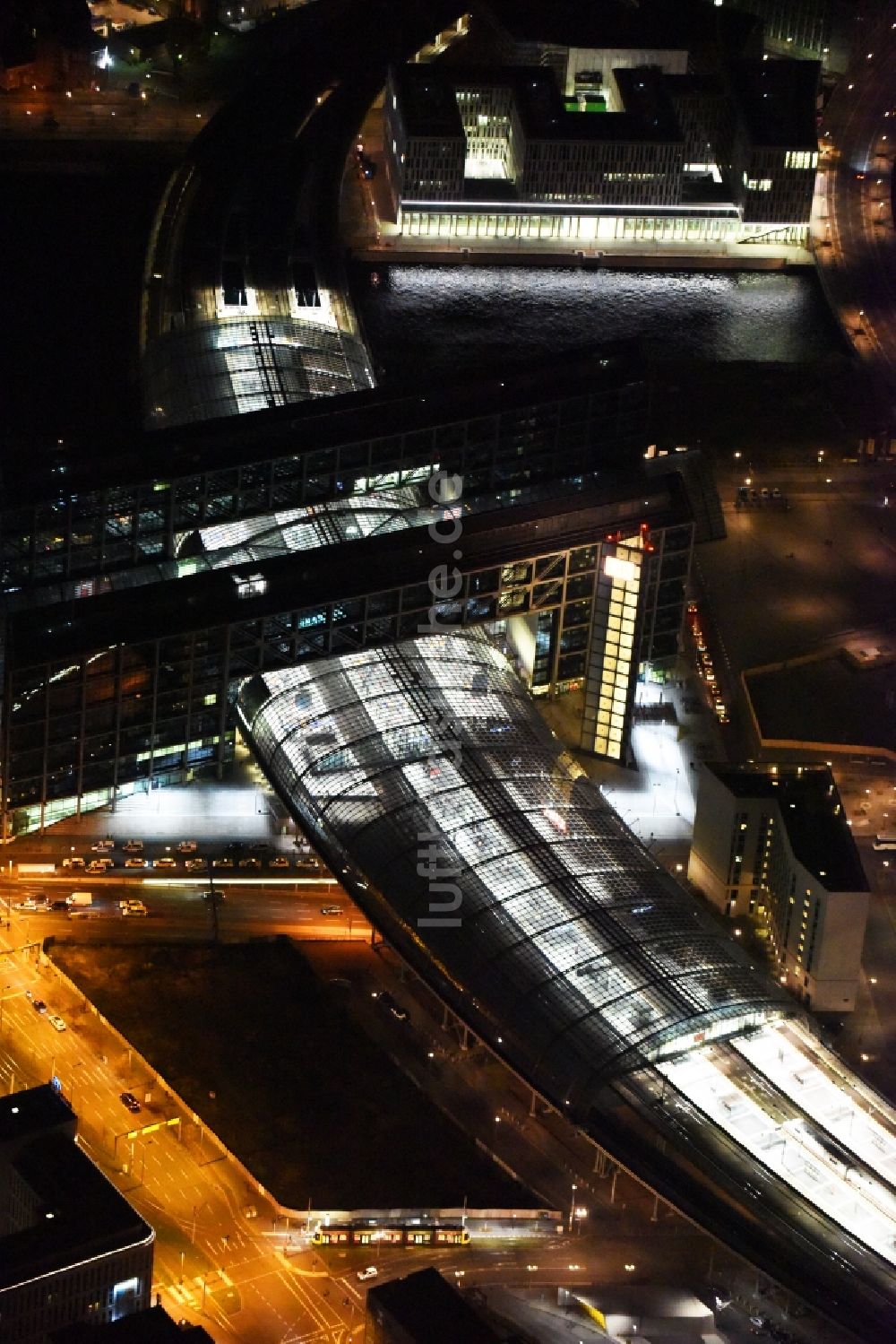 Nachtluftbild Berlin - Nachtluftbild Hauptbahnhof der Deutschen Bahn in Berlin