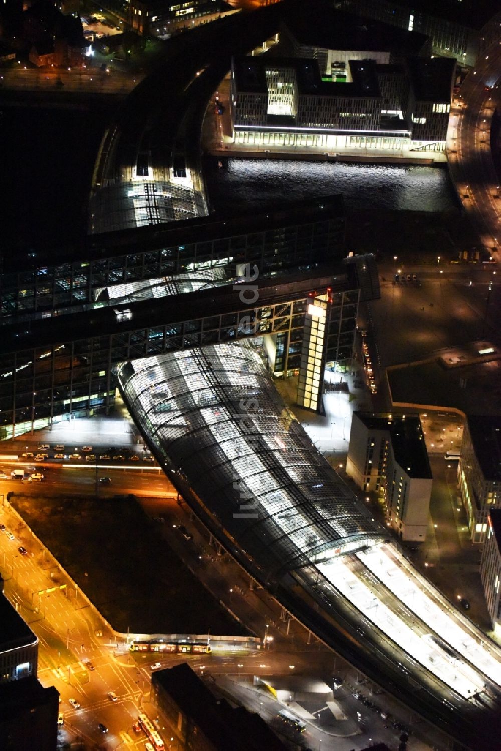 Nacht-Luftaufnahme Berlin - Nachtluftbild Hauptbahnhof der Deutschen Bahn in Berlin