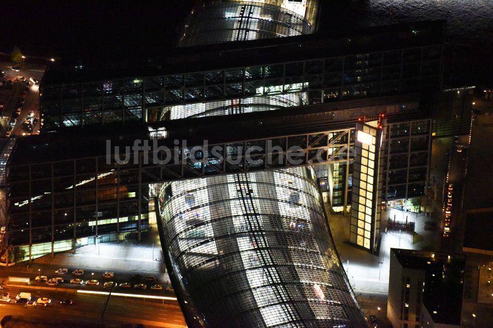 Berlin bei Nacht von oben - Nachtluftbild Hauptbahnhof der Deutschen Bahn in Berlin